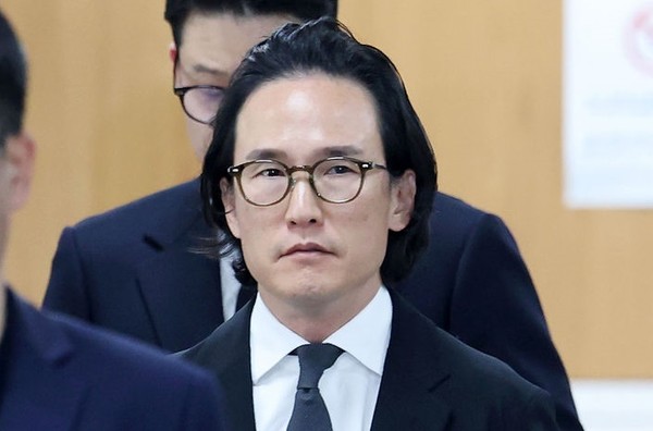 조현범 한국앤컴퍼니그룹 회장이 지난 29일 오후 서울 서초구 서울중앙지방법원에서 열린 200억대 횡령·배임 혐의 관련 선고 공판에 출석하고 있다. [사진=뉴시스]