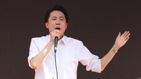  이준석 개혁신당 대선후보가 29일 서울 성북구 고려대 정경대 후문에서 열린 유세에서 지지를 호소하고 있다. [사진=뉴시스]