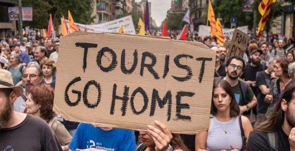 스페인에서 관광객을 반대하는 시위가 벌어지고 있는 모습.  [사진=엑스 캡쳐]