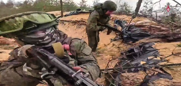 러시아 국방부가 배포한 영상 사진에 지난달 21일(현지 시각) 우크라이나 비공개 장소에서 러시아 군인들이 전투 훈련을 하고 있다. 러시아군의 사상자가 우크라이나 침공 이래 100만 명에 달한다. [사진=뉴시스]