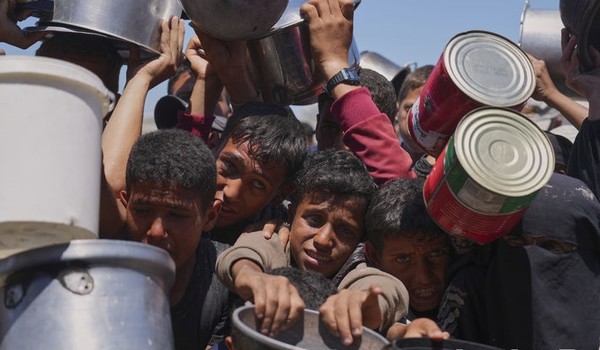 지난 2일(현지 시간) 가자지구 칸유니스에서 팔레스타인 어린이들이 식량을 얻기 위해 호소하고 있다.  미국은 6월 3일 열린 안전보장이사회에서 가자 즉시 휴전과 구호품 반입 재개를 촉구하는 안보리 결의안에 거부권을 행사해 부결시켰다. [사진=뉴시스]