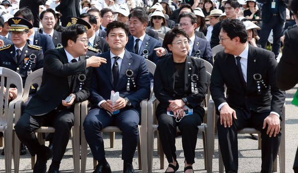 박찬대(왼쪽부터) 더불어민주당 당 대표 직무대행 겸 원내대표, 김용태 국민의힘 비상대책위원장, 김선민 조국혁신당 대표 권한대행, 천하람 개혁신당 당 대표 권한대행 겸 원내대표가 6일 서울 동작구 국립서울현충원에서 열린 제70회 현충일 추념식에서 대화하고 있다. [사진=뉴시스]