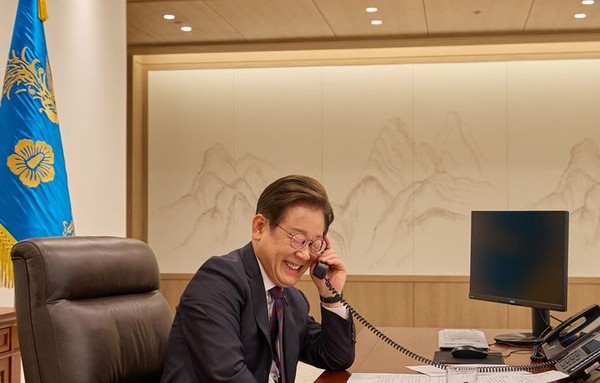 이재명 대통령이 10일 서울 용산구 대통령실 청사 집무실에서 시진핑 중국 주석과 통화를 하고 있다. [사진=대통령실 ]