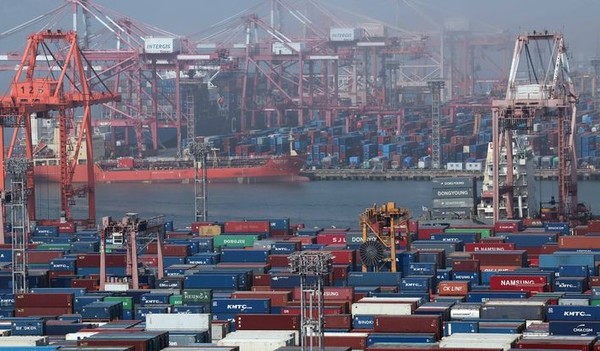 부산 남구  부두 야적장에 수출입 컨테이너가 쌓여 있다. [사진=뉴시스]