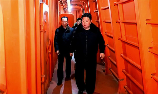 김정은 북한 국무위원장이 핵 추진 잠수함 등 함선·함정 건조 사업 실태를 시찰했다고 조선중앙TV가 8일 보도했다. [사진= 조선중앙TV 캡처]
