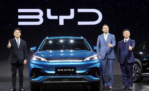  지난 1월16일 오전 인천 중구 상상플랫폼에서 열린 중국 BYD 승용 브랜드 런칭 미디어 쇼케이스 행사에서 조인철  BYD KOREA 승용부문 대표, 류쉐량 BYD 아시아태평양 자동차 영업사업부 총경리 등이 차량들을 소개하고 있다. [사진=뉴시스]