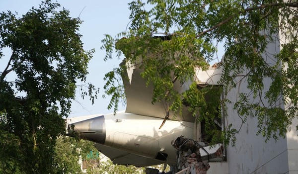 12일(현지 시간) 인도 구자라트주 아마다바드에서 발생한 여객기 추락 사고 현장에 기체 꼬리 부분이 건물에 박혀 있다. 이날 아마다바드 공항에서 이륙한 영국행 에어인디아 AI171편 여객기가 추락해 탑승자 242명 가운데 1명을 제외한 전원이 숨졌으며, 추락 현장의 학생 등 약 50명도 사망한 것으로 전해졌다. [사진=뉴시스]