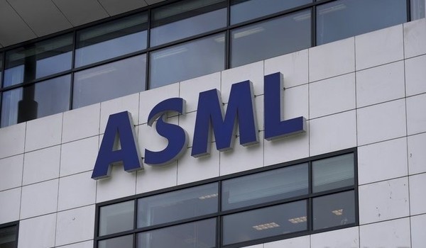  네덜란드 펠트호번에 있는 반도체 장비 회사 ASML 본사의 로고. [사진=뉴시스]
