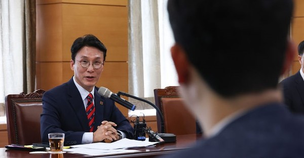 김민석 국무총리 후보자가 13일 오전 서울 종로구 금융감독원 연수원에 마련된 인사청문회 준비사무실에서 열린 '밥상물가 안정을 위한 경청 간담회'에서 발언하고 있다.[사진=뉴시스]