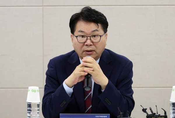 이한주 국정기획위원장이 18일 세종시 정부세종컨벤션센터에서 열린 경제1분과 기획재정부 업무보고에서 발언하고 있다. [사진=뉴시스]