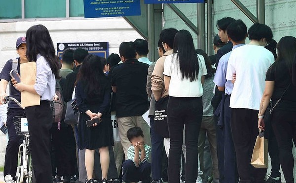 서울 종로구 주한 미국대사관 앞에 시민들이 미국 비자심사를 받기 위해 줄 서 있는 모습. [사진=뉴시스]