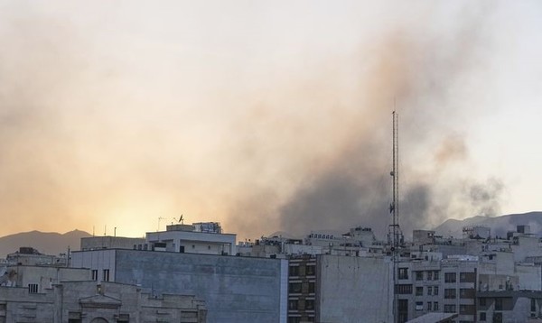 18일(현지 시간) 이란 수도 테헤란에서 이스라엘 공격으로 연기가 피어오르고 있다. [사진=뉴시스]