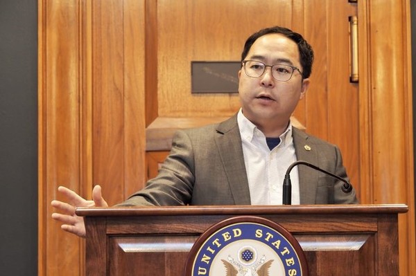  한국계 최초 미국 상원의원인 앤디 김 상원의원이 지난달 28일(현지 시간) 미국 워싱턴DC 국회의사당 상원 건물에서 한국 언론과 기자간담회를 열고 발언하고 있다. [사진=뉴시스]