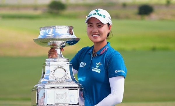이민지(호주)가 22일(현지 시간) 미 텍사스주 프리스코 필즈랜치 이스트 코스에서 열린 미국여자프로골프(LPGA) 투어 KPMG 위민스 PGA 챔피언십 정상에 올라 트로피를 들고 포즈를 취하고 있다. 이민지는 최종 합계 4언더파 284타를 기록, 20개월 만에 우승하며 통산 11번째 우승컵을 들어 올렸다. [tkwls=sbtltm]