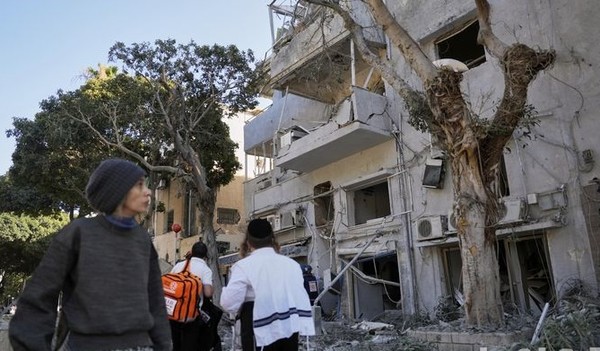 22일(현지 시간) 이스라엘 하이파에서 주민들이 이란의 미사일 공격 현장을 살펴보고 있는 모습. [사진=뉴시스]