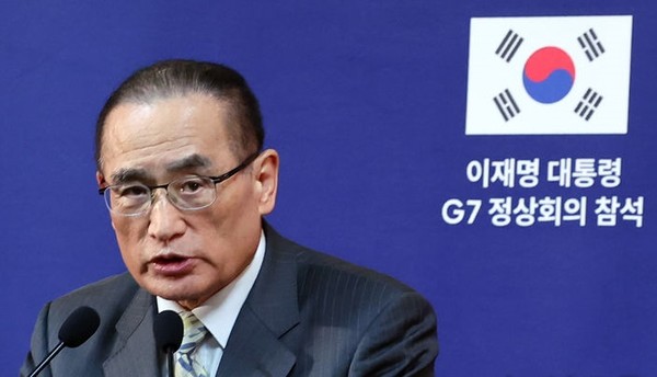 위성락 국가안보실장이 17일(현지 시간) 캘거리 한 호텔에 차려진 프레스센터 내 중앙기자실에서 이재명 대통령의 주요 7개국(G7) 정상회의 순방 관련 브리핑을 하고 있다. [사진=뉴시스]