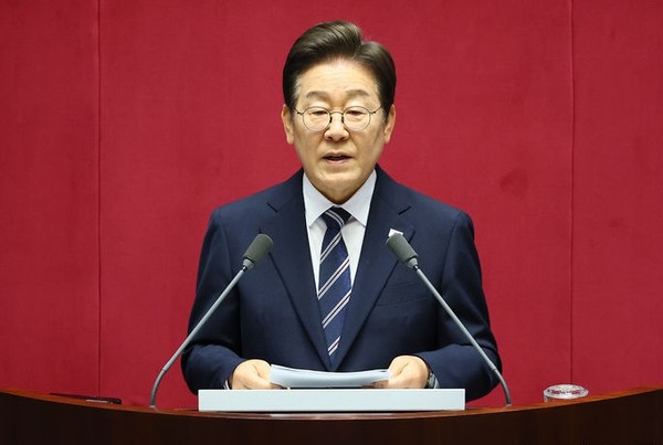 이재명 대통령이 26일 서울 여의도 국회 본회의장에서 추가경정예산(추경) 시정연설을 하고 있다.[사진=뉴시스]