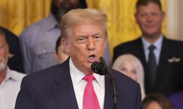 도널드 트럼프 미국 대통령이 26일(현지 시간) 백악관 이스트룸에서 자신이 추진하는 감세안의 의회 통과를 위한 홍보 행사에서 연설하고 있다. [사진=뉴시스]