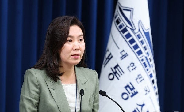 강유정 대변인이 27일 서울 용산 대통령실 청사에서 호국보훈의 달, 대통령의 초대 행사 관련 브리핑을 하고 있다. [사진=뉴시스]