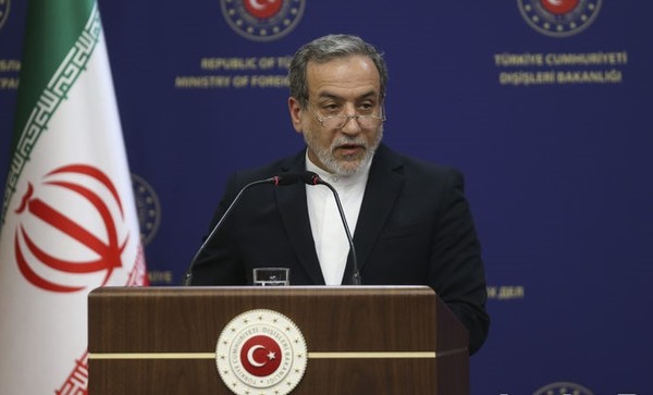 ﻿도널드 트럼프 미국 대통령이 이란 최고지도자 아야톨라 세예드 알리 하메네이를 공개 비난한 데 대해, 이란 외무부가 즉각 반발하며 강도 높은 비판을 쏟아냈다. 기자회견 중인 압바스 아락치 이란 외무장관의 모습.[사진=뉴시스]