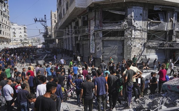 6월 27일 가자지구 가자 시티에서 팔레스타인 주민들이 이스라엘의 공습으로 파손된 주거 건물 주변에 모여 있다. 이스라엘군은 이번 폭격으로 하마스사령관 중 한 명인 이사 알-이사를 살해했다고 28일 발표했다.[사진=뉴시스]