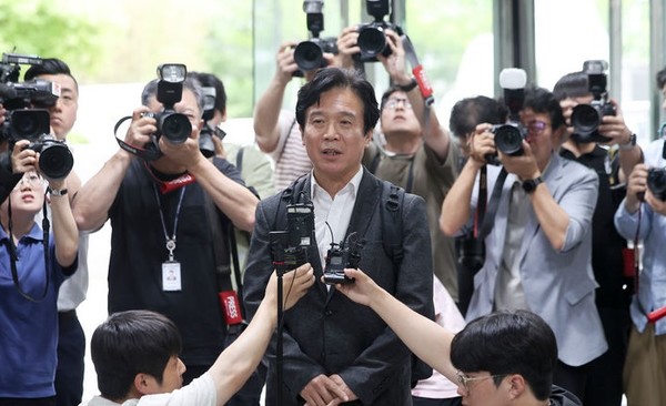 김영훈 고용노동부 장관 후보자가 지난 24일 서울 중구 서울지방고용노동청에 마련된 인사청문회 준비 사무실로 출근하며 취재진과 질의응답을 하고 있다. [사진=뉴시스]