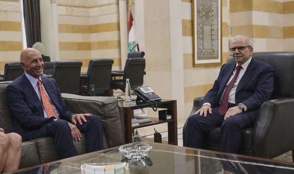 지난 19일 레바논 베이루트 정부 청사에서 나와프 살람 레바논 총리가 배럭 특사를 접견하는 모습. [사진=뉴시스]