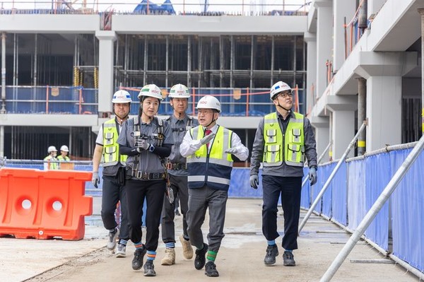 사진 오른쪽 두 번째 정경구 HDC현대산업개발 대표이사. 