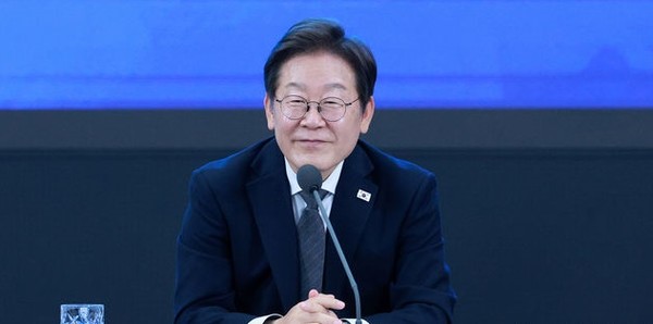 이재명 대통령이 25일 광주 국립아시아문화전당에서 열린 광주시민, 전남도민 타운홀미팅에서 미소를 짓고 있다. [사진=뉴시스]