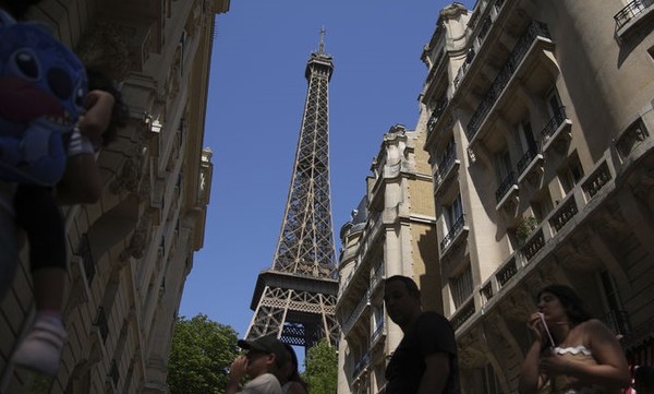 1일(현지 시간) 프랑스 파리에서 관광객들이 에펠탑 아래를 지나고 있다. [사진=뉴시스]
