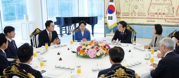 이재명 대통령이 3일 서울 한남동 관저에서 국회 비교섭단체 지도부와 오찬회동을 하고 있다.  왼쪽부터 시계방향으로 한창민 사회민주당 당대표, 천하람 개혁신당 당대표권한대행, 김선민 조국혁신당 당대표, 이 대통령, 김재연 진보당 상임대표, 용혜인 기본소득당 당대표, 서왕진 조국혁신당 원내대표, 우상호 정무수석, 강훈식 비서실장, 윤종오 진보당 원내대표. [사진=뉴시스]