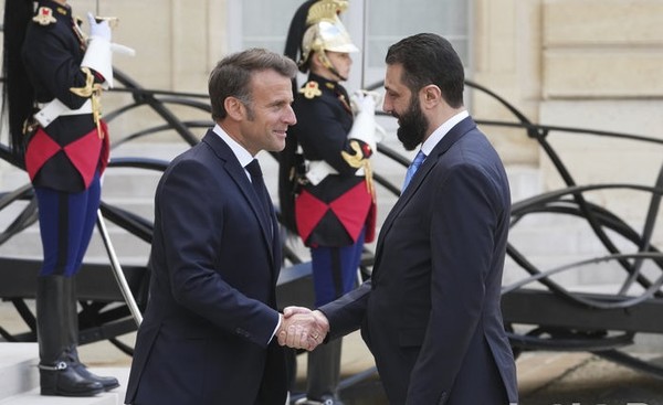 에마뉘엘 마크롱(왼쪽) 프랑스 대통령과 아흐마드 알샤라 시리아 과도정부 대통령이 7일(현지 시간) 프랑스 파리 엘리제궁에서 회담에 앞서 악수하고 있다. [사진=뉴시스]