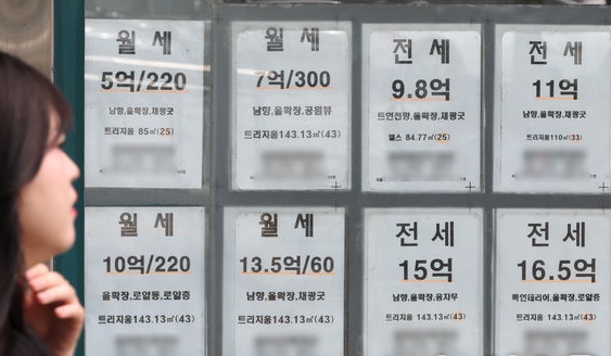서울 시내 한 부동산에 월세 매물 광고가 게시돼 있다.[사진=뉴시스]