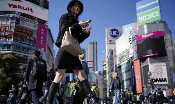 일본의 실질임금이 5개월 연속 마이너스를 기록한 것으로 드러났다. 사진은 지난 2월 14일 일본 도쿄 시부야 횡단보도를 시민들이 건너고 있는 모습. [사진=뉴시스]