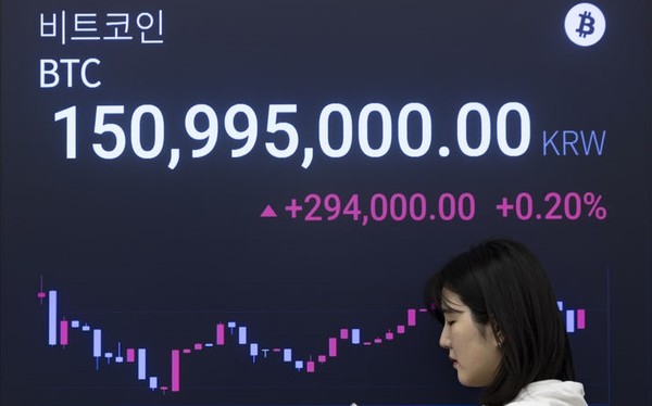 10일 서울 강남구 업비트 고객센터 전광판에 가상화폐 비트코인 시세가 나오고 있다.[사진=뉴시스]