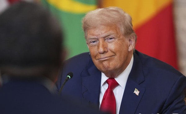 도널드 트럼프 미국 대통령이 9일(현지 시간) 워싱턴 백악관에서 열린 아프리카 지도자들과의 오찬 중 발언하고 있다. 