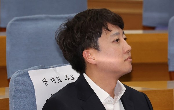 개혁신당 당 대표 선거에 단독으로 입후보한 이준석 의원이 13일 오후 서울 여의도 국회 의원회관에서 열린 '개혁신당 제2차 전당대회 1차 온라인 토론회'에 참석해 있다. [사진=뉴시스]