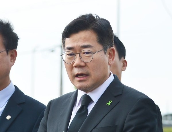 오송참사 2주기를 하루 앞둔 14일 더불어민주당 당대표 선거에 출마한 박찬대 의원이 참사 현장인 충북 청주시 궁평2지하차도를 둘러본 뒤 발언하고 있다. [사진=뉴시스]