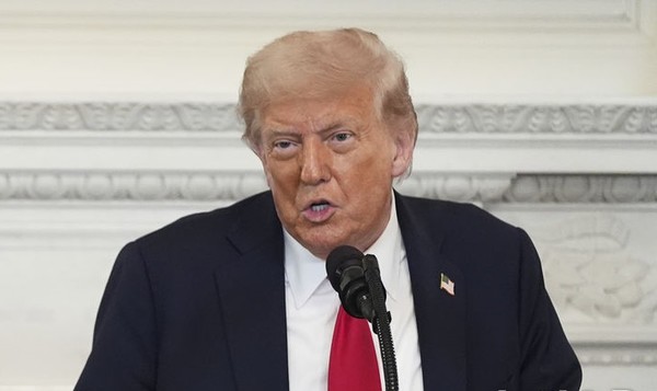 도널드 트럼프 미국 대통령이 14일(현지 시간) 백악관에서 열린 종교국 오찬 행사에서 연설하고 있다. 트럼프 대통령은 제롬 파월 연방준비제도 의장을 "얼간이"라고 비방하며 금리를 1% 아래로 내려야 한다고 주장했다. [사진=뉴시스]