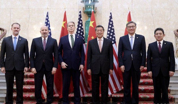 미국과 중국 협상 대표단이 지난 6월 9일(현지 시간) 영국 런던에서 협상에 앞서 기념사진을 촬영하고 있다.오른쪽부터 리청강 중국 상무부 부부장 겸 국제무역담당 대표,  왕원타오 상무부장, 허리펑 부총리, 스콧 베센트 재무장관, 하워드 러트닉 상무장관, 제이미슨 그리어 미 무역대표부(USTR) 대표. [사진=뉴시스]