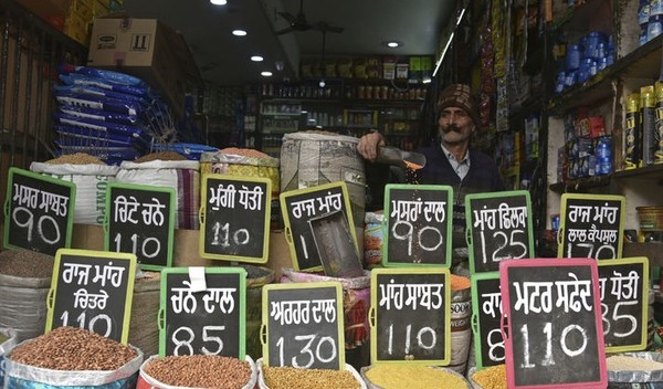 인도 펀자브주 암리차르에 있는 식품점에서 다양한 콩류를 판매하고 있다. [사진=뉴시스]