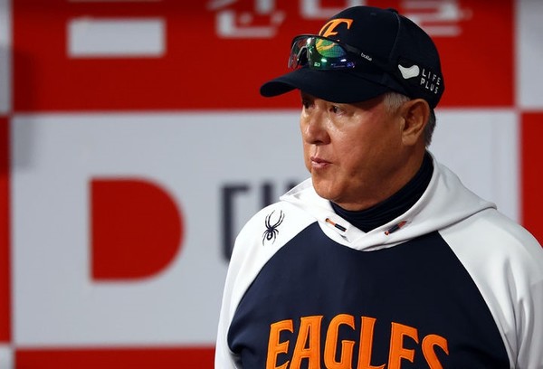 11일 오후 서울 구로구 고척스카이돔에서 열린 프로야구 2025 KBO리그 한화 이글스 대 키움 히어로즈의 경기, 김경문 감독이 선수들의 플레이를 지켜보고 있다. [사진=뉴시스]