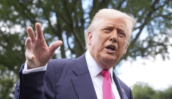 도널드 트럼프 미국 대통령이 15일(현지 시간) 백악관을 떠나며 기자들의 질문에 답변하고 있다.[사진=뉴시스]