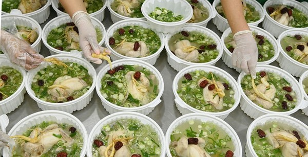 경기 수원시 평동 행정복지센터에서 새마을부녀회 관계자들이 홀몸노인 등 취약계층에 전달할 삼계탕을 만들어 용기에 담고 있다. [사진=뉴시스]