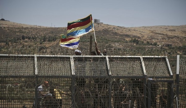 시리아-이스라엘 접경 지역에서 드루즈 부족이 시위를 벌이는 모습이 이스라엘이 지배하는 골란고원 마즈달샴스에서 관측되고 있다. 시리아 남부 수와다에서는 시리아 정부군과 드루즈족 무장 세력 간 충돌이 이어졌다. [사진=뉴시스]