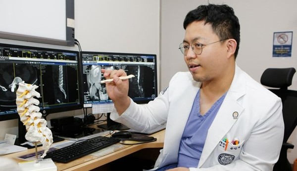 손인석 강동경희대학교병원 정형외과 교수가 허리디스크에 대해 설명하고 있다. [사진= 강동경희대병원]