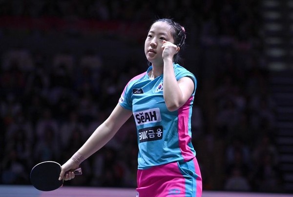 신유빈이 22일(현지 시간) 카타르 도하 루사일 아레나에서 열린 2025 국제탁구연맹(ITTF) 세계선수권대회 여자단식 16강 중국 쑨잉사와 경기에서 득점 후 환호하고 있다. [사진=뉴시스]