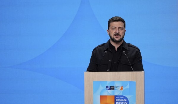 젤렌스키 대통령이 지난달 24일(현지 시간) 네덜란드 헤이그에서 열린 NATO 국방 포럼에서 연설하는 모습.[사진=뉴시스]