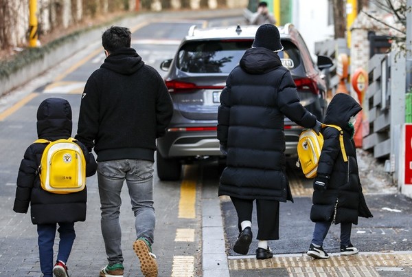 어린이들이 서울 한 어린이집으로 등원하고 있다. [사진=뉴시스]