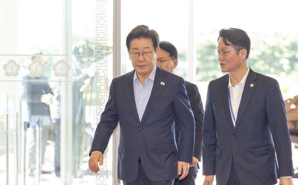  이재명 대통령이 11일 서울 용산 대통령실 청사로 출근하고 있다. [사진=뉴시스]